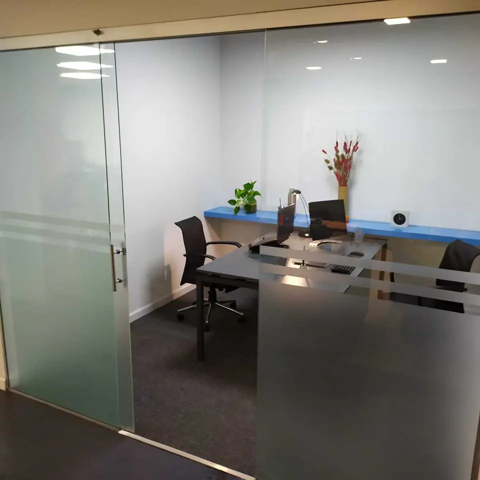 Oficina privada vista desde la puerta de vidrio esmerilado