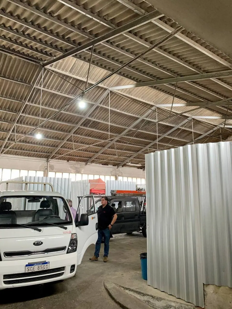 Vehículo de carga junto a los talleres, bajo techo