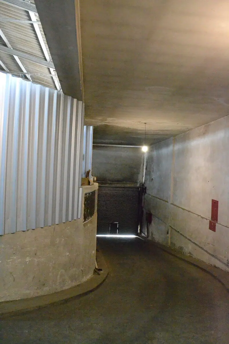 Rampa de acceso para carga y descarga hacia la zona de talleres