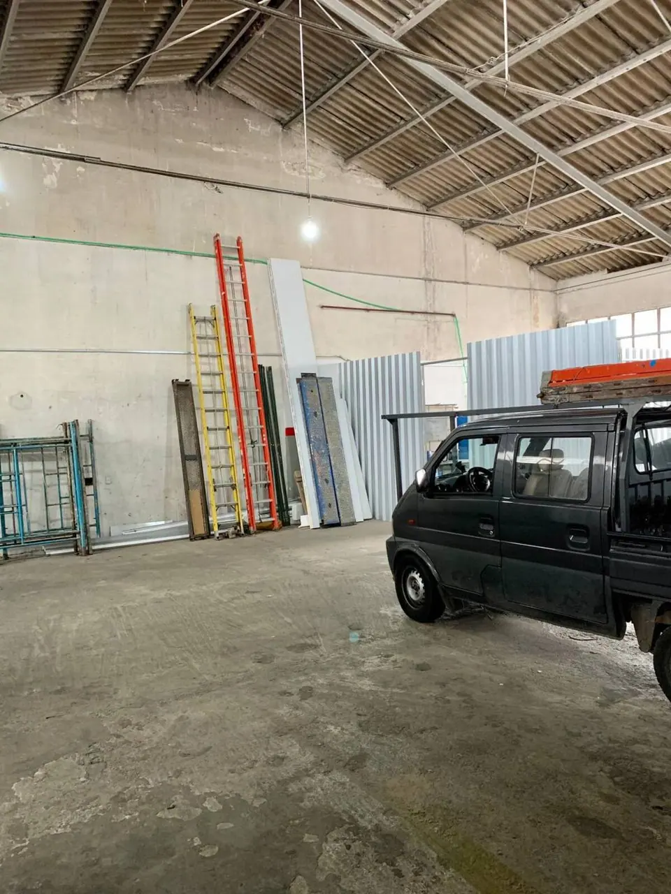 Zona de talleres con un vehículo utilitario estacionado